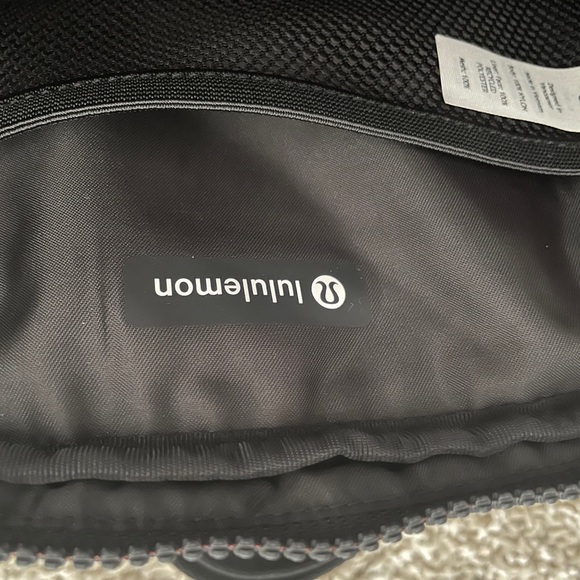 Lululemon Everywhere Belt Bag 2L Black and Gold - Picture 10 of 11